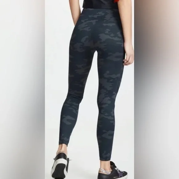 NEW SPANX - Look At Me Now Seamless Leggings - Picture 5 of 10